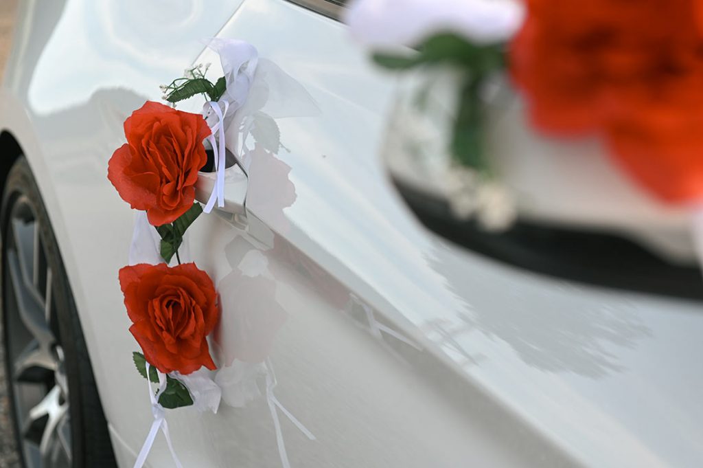 Hochzeit-Auto-mieten-cabrio-mit-Blumen